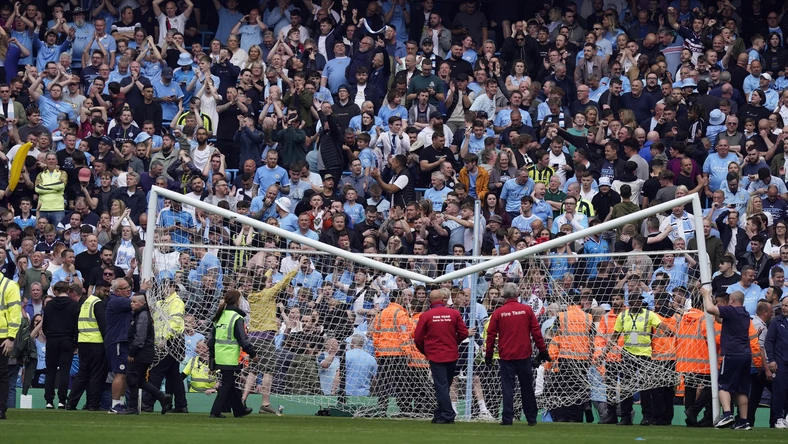 Szokujące sceny w Anglii. Kibice Manchesteru zaatakowali bramkarza rywali￼