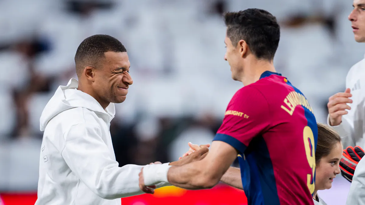 Starcie gigantów. Lewandowski odjechał Mbappe