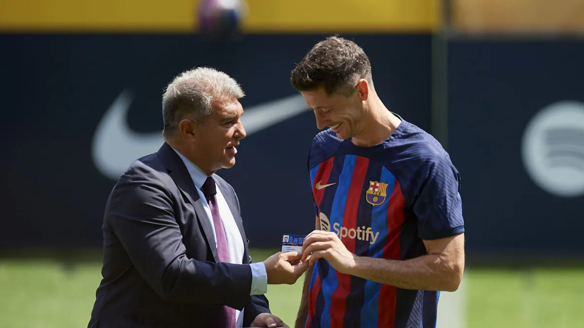 Bardzo dobrze zna szefa Barcy. Mówi, co czeka Lewandowskiego