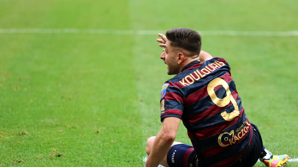 Efthymis Koulouris wrócił na boisko po tajemniczym urazie