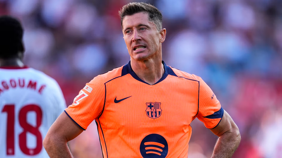 Wrze w Barcelonie. Deco reaguje w sprawie przyszłości Roberta Lewandowskiego